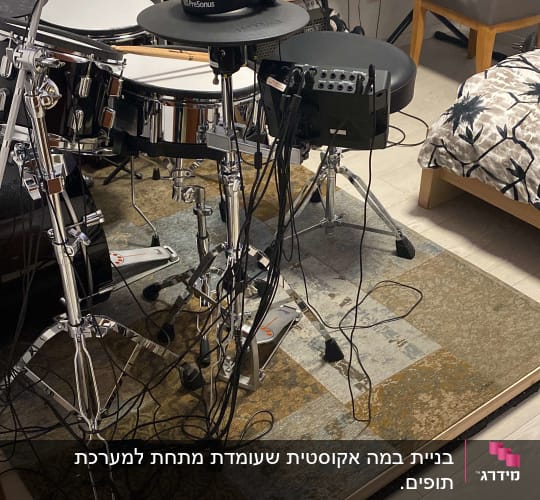 תופים אלקטרוניים עם אוזניות וכבלים בחדר מוזיקה